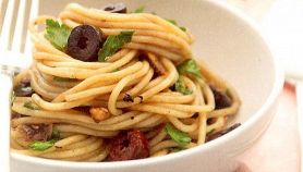 Spaghetti con acciughe e olive nere