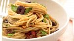 Spaghetti con acciughe e olive nere