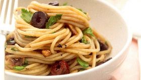 Spaghetti con acciughe e olive nere