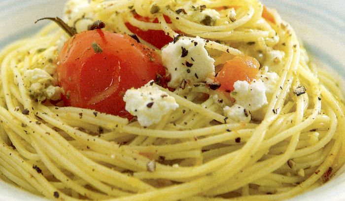 Spaghetti con pomodori e pesto