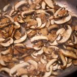 Tartine di asparagi, funghi e formaggio