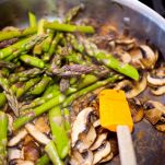 Tartine di asparagi, funghi e formaggio