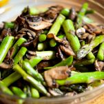Tartine di asparagi, funghi e formaggio