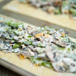 Tartine di asparagi, funghi e formaggio