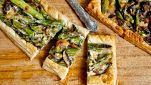 Tartine di asparagi, funghi e formaggio