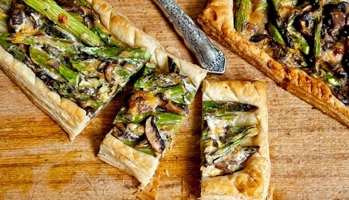 Tartine di asparagi, funghi e formaggio