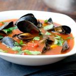 Zuppetta di cozze con pomodoro e basilico