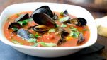 Zuppa di cozze con pomodoro e basilico