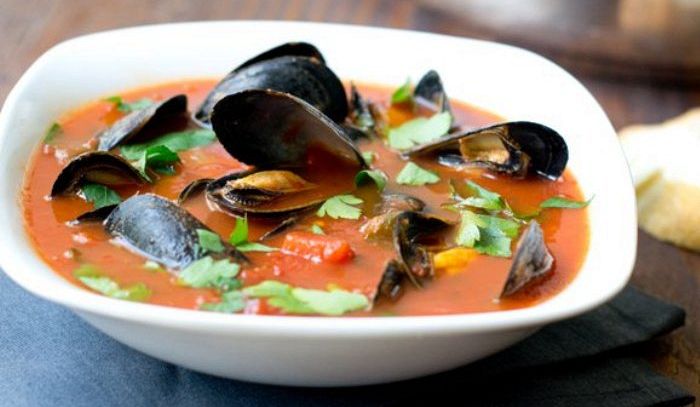 Zuppa di cozze con pomodoro e basilico