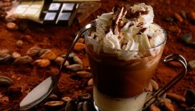 Crema al caffè con fogli di cioccolato