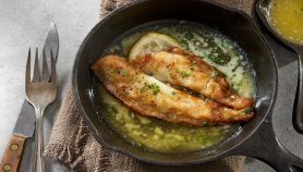 Filetto di pesce in padella al limone e scalogno