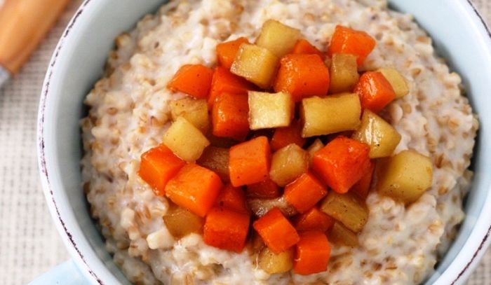 Fiocchi d'avena con mele e zucca