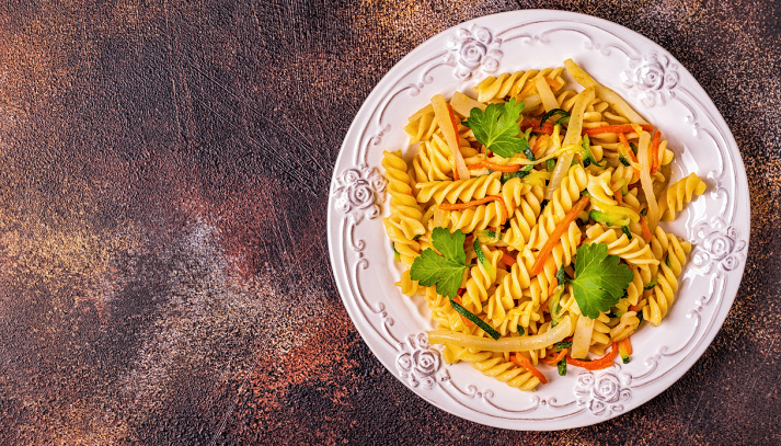 Insalata di fusilli con verdure e calamari