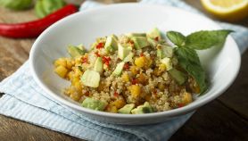 Insalata di quinoa, mango e avocado