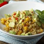 Insalata di quinoa, mango e avocado