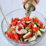 Insalata di zucchini, peperoni e pomodori arrostiti