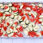 Insalata di zucchini, peperoni e pomodori arrostiti