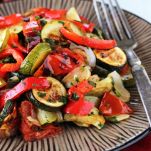 Insalata di zucchini, peperoni e pomodori arrostiti