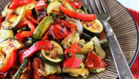 Ricetta Insalata di zucchini, peperoni e pomodori al forno