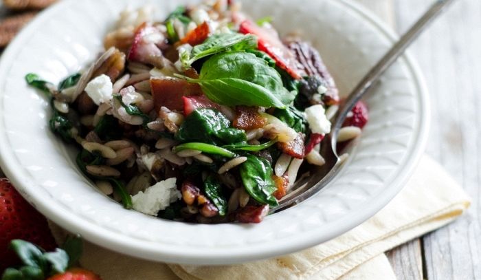 Insalata d'orzo, fragole e pancetta tiepida