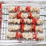 Kebab di pollo e verdure alla griglia