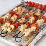 Kebab di pollo e verdure alla griglia