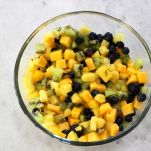 Macedonia di mango, ananas e kiwi