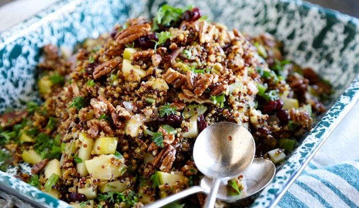 Pilaf di quinoa con mele e mirtilli