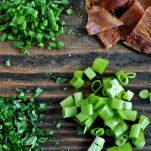 Pizza grigliata con uova e pancetta