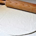 Pizza grigliata con uova e pancetta