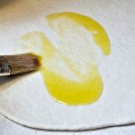 Pizza grigliata con uova e pancetta