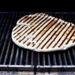 Pizza grigliata con uova e pancetta