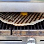 Pizza grigliata con uova e pancetta