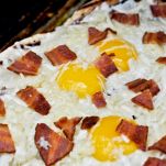 Pizza grigliata con uova e pancetta