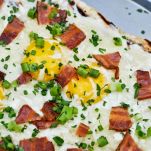 Pizza grigliata con uova e pancetta