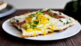 Pizza uovo e pancetta grigliata