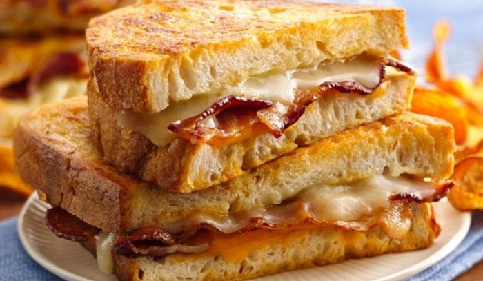 Sandwich bacon e formaggio