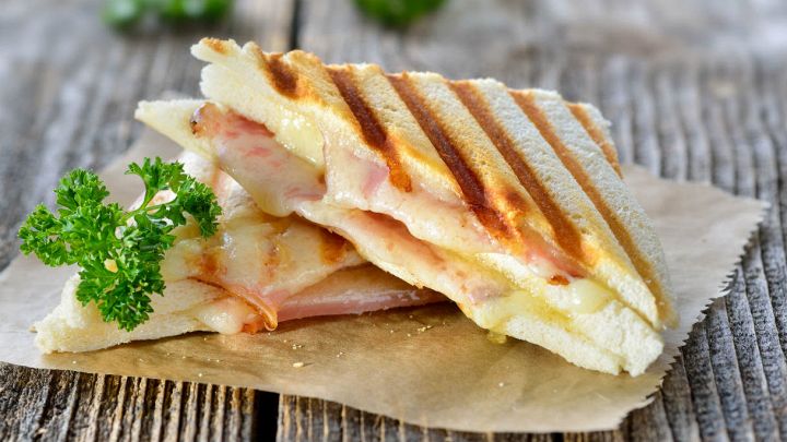 Sandwich bacon e formaggio