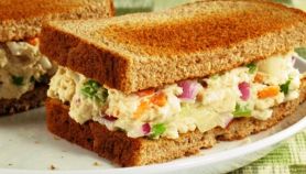 Club sandwich con insalata di pollo