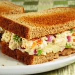 Sandwich con insalata di pollo