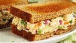 Club sandwich con insalata di pollo