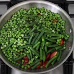 Sauté di fagiolini, piselli e pomodorini