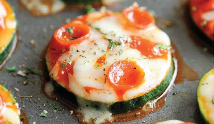 Bocconcini di zucchine al forno a pizza