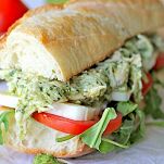Sandwich di pollo al pesto