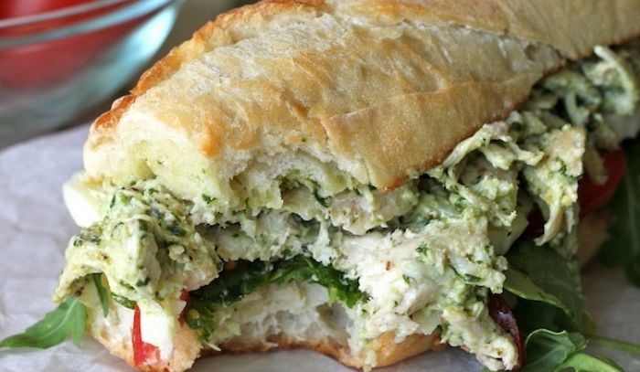 Panino con pollo al pesto