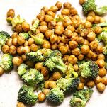 Zuppa di broccoli con ceci al curry