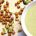 Zuppa di broccoli con ceci al curry