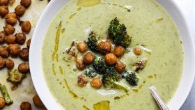 Zuppa di broccoli con ceci al curry