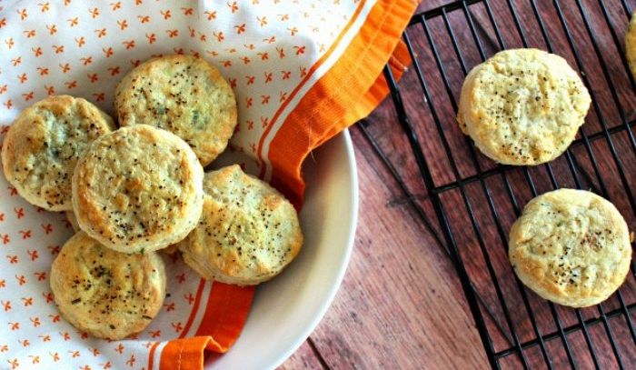 Biscotti al pepe ed erba cipollina