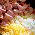 Casseruola di wurstel e patate fritte